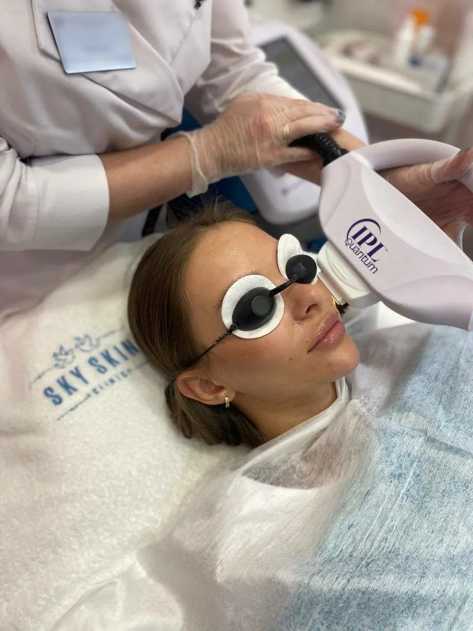Процедура IPL в клинике SkySkin, пациентка в защитных очках