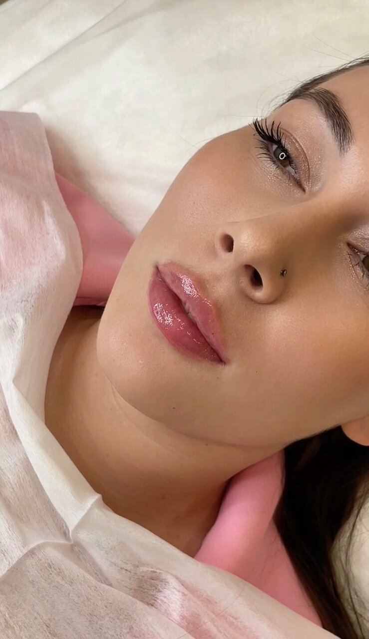 Консультация в зоне отдыха клиники SkySkin