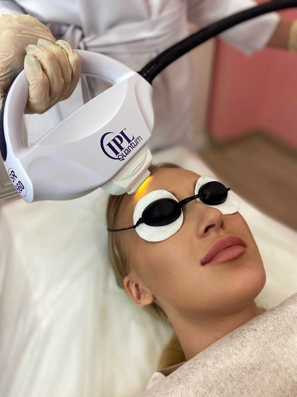 Насадка аппарата IPL Quantum в клинике SkySkin